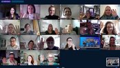 Eine virtuelle Gruppe von Teilnehmern, die in einem Videoanruf sind, winkt in die Kamera. Die Ansicht zeigt mehrere Gesichter in verschiedenen Fenstern, während ein Bildschirm mit Präsentation im Hintergrund sichtbar ist.