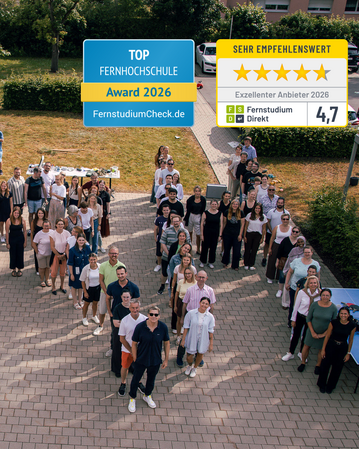 Gruppenszene mit vielen Personen auf einem Platz, die zusammenstehen. Auszeichnungen für eine Fernschule sind im Bild sichtbar.