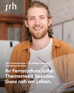 Ein lächelnder Mann mit lockigem Haar hält eine Tasse in der Hand. Im Hintergrund sind unscharfe Möbel zu sehen. Text informiert über ein Fernstudium in der Themenwelt Soziales an der SRH Fernhochschule.