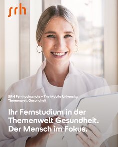 Eine lächelnde Frau in einem weißen Laborkittel hält ein Tablet. Im Hintergrund sind Fenster zu sehen. Text: "Ihr Fernstudium in der Themenwelt Gesundheit. Der Mensch im Fokus."