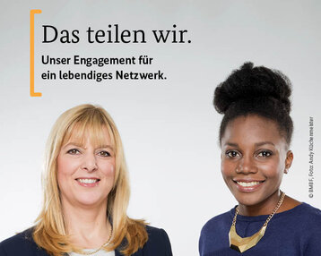Zwei Frauen lächeln in die Kamera. Text: "Das teilen wir. Unser Engagement für ein lebendiges Netzwerk."