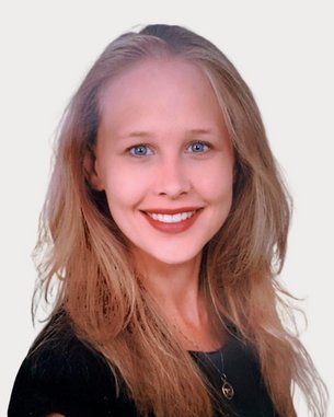 Eine lächelnde Frau mit langen, blonden Haaren und blauen Augen trägt ein schwarzes Oberteil. Der Hintergrund ist neutral.