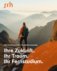 Ein Wanderer steht auf einem Felsen mit Blick auf eine bergige Landschaft. Er trägt einen Rucksack und ist in Outdoor-Bekleidung gekleidet. Text im Vordergrund betont die Themen Zukunft und Fernstudium.