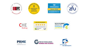 Verschiedene Logos und Auszeichnungen von Bildungseinrichtungen und Organisationen, darunter das Siegel für klimaneutrale Unternehmen, Rankings und Zertifizierungen, die Qualität und Anerkennung im Bildungsbereich hervorheben.