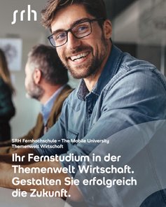 Lächelnder Mann mit Brille, der an einem Tisch sitzt, umgeben von anderen Personen. Text im Vordergrund informiert über ein Fernstudium in Wirtschaft an der SRH Fernhochschule.