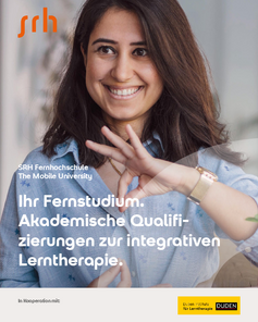 Eine lächelnde Frau mit langen, dunklen Haaren zeigt mit ihrer Hand auf eine Grafik. Der Text beschreibt akademische Qualifizierungen zur integrativen Lerntheorie an der SRH Fernhochschule.